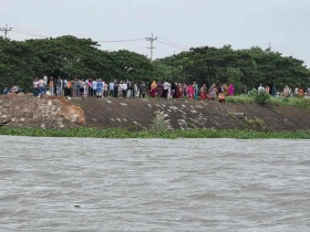 বিয়ের অনুষ্ঠানে যাওয়ার সময় মেঘনায় ট্রলারডুবি: নিহত একজন, নিখোঁজ ৪