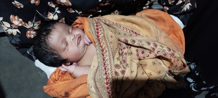 পলিথিনের ভেতর থেকে আসছিল কান্নার শব্দ, ৯৯৯-এ ফোন, উদ্ধার হলো নবজাতক